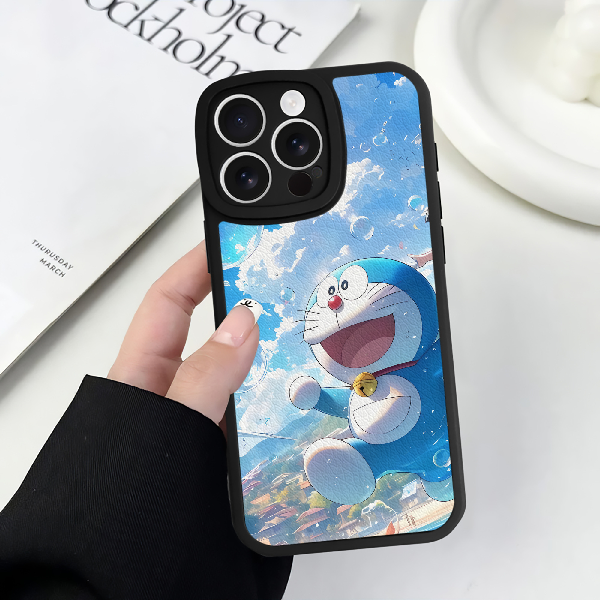 （画像用） ドラえもん Doraemon 【iPhone 16シリーズ対応】シリコンスマホケース（レザー調） 材質：シリコン
